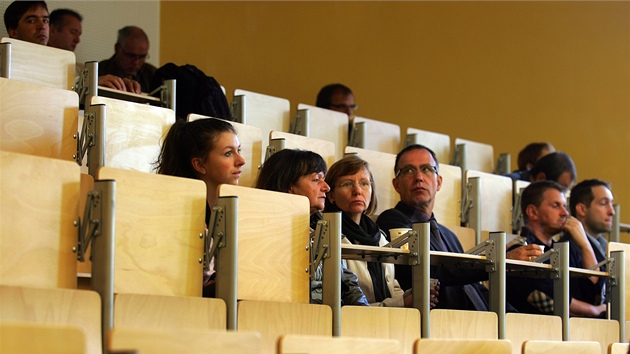 Pednkov sl Goethovy auly pi oteven pstavby Jazykovho a komunikanho centra (JAKOC) na chebskm gymnziu.