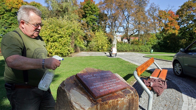 Kamenk Rudolf Morvek usazuje pamtn desku v parku pod obadn sn v ulici Krle Jiho v Karlovch Varech, kter od 4. jna ponese jmno zavradn rusk investigativn novinky Anny Politkovsk.