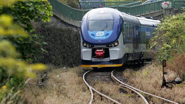 Prvn motorov vlak RegioShark na kolejch v Karlovarskm kraji.