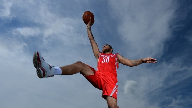 LÉTÁM JENOM PI BASKETBALU. Na hiti nemá Royce White z Houstonu s létáním