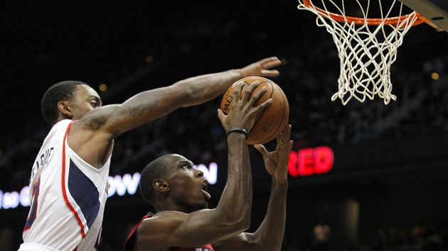 Jeff Teague (vlevo) z Atlanty blokuje Terrela Harrise z Miami.