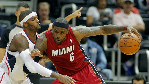 LeBron James (vpravo) z Miami se tla do Joshe Smithe z Atlanty.