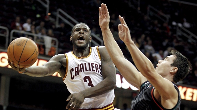 Dion Waiters (vlevo) z Clevelandu zakonuje pes Kristjana Kangura ze Sieny.