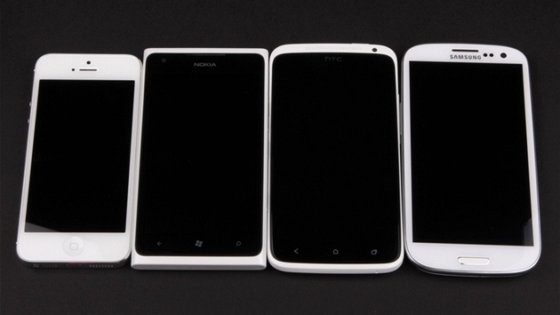 pikov bl smartphony: Apple iPhone 5, HTC One X, Nokia Lumia 900 a Samsung Galaxy S III