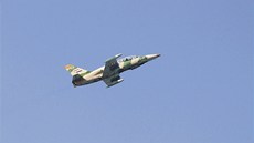 Syrský bojový letoun útoí na pozice povstalc v Aleppu (25. záí 2012)