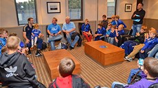 HV�ZDA MEZI D�TMI. Vít�zové McDonald's Cupu naslouchají vypráv�ní branká�e...