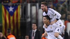NA KONÍ�KA! Sergio Ramos m�l z gólu Cristiana Ronalda velkou radost. Vedoucí...