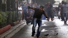 Protesty v eckých Aténách vyhnaly do ulic pes 40 tisíc lidí.