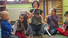 Učitelka Eva Drastichová s dětmi v Montessori škole v Opavě.