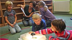 U�itelka Eva Drastichová s d�tmi v Montessori �kole v Opav�.