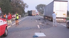 U Týnit nad Orlicí se ve tvrtek ráno srazil kamion s osobním autem. Ilustraní snímek