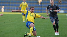 VE SKLUZU. Pavel Malcharek ze Zlína trefuje mí� p�ed Karolem Karlíkem z Jihlavy.