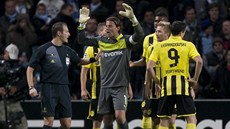 ALE PANE ROZHODČÍ Fotbalisté Dortmundu v čele s brankářem Romanem...