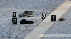 Granát, bota a kukla. To v Horní ulici zstalo na zemi po rychlém zadrení...