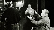 Karel Zeman s modelem ponorky pi natáení filmu Vynález zkázy