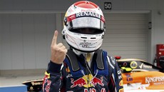 KDO BYL NEJRYCHLEJÍ? No pece já, odpovídá gestem Sebastian Vettel po