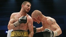 VELKÝ BOJ. Kone�ný (vpravo) si v 52. zápase mezi profesionály p�ipsal �tvrtou