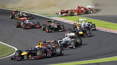 SITUACE PO STARTU. Sebastian Vettel vede pole jezdc, lídr ampionátu Fernando...