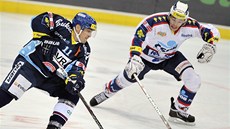 ROZJETÝ KANONÝR. Úto�ník Vítkovic Viktor Uj�ík (vlevo) mí�í k brance, jeho