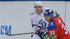 HV�ZDY PROTI SOB�. Alexandr Ove�kin z Dynama Moskva (vlevo) �íhá na p�ihrávku,