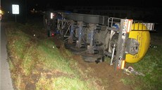 Polský kamion havaroval ve Starém M�st� p�i výjezdu z kruhového objezdu.