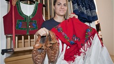 Zuzana Hegerová, �lenka souboru Ka�ava, si chystá oble�ení, v n�m� vystoupí na