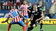 Plzeský Frantiek Rajtoral (vpravo) obchází Catu Díaze z    Atlétika Madrid.