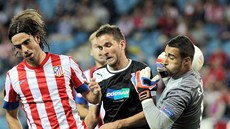 Plze�ský úto�ník Marek Bako� (uprost�ed) v souboji s gólmanem Sergim Asenjem a