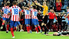 Fotbalisté Atlétika Madrid se radují z rozhodujícího gólu, kterým u v