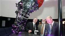 Zleva: Jaroslav Kovara, editel chebského gymnázia, Pavel Vanouek, starosta