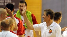 Jindichohradetí basketbalisté slaví výhru. Hlavní trenér Karel Forejt se