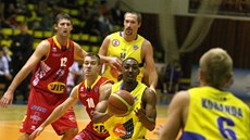 Basketbalista Zbynk Pospíil (vlevo) z Pardubic v akci - ilustraní foto.