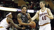 Daniel Hackett (uprost�ed) ze Sieny proniká obranou Clevelandu kolem Daniela
