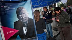 Lidé podepisují na praském Andlu petice na podporu prezidentského kandidáta
