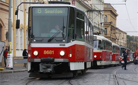 Doprava na Smíchov zkolabovala a tramvaje musely jezdit Radlickou ulicí.