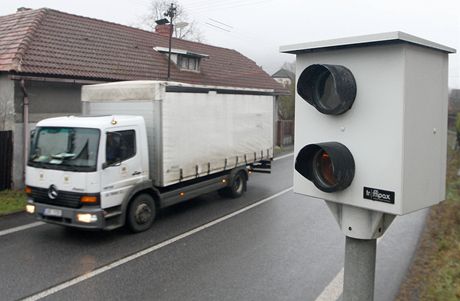 Na Turnovsku mí rychlost osm pevných radar, jeden z nich stojí také ve Ktové. Radnice si je pronajímá od soukromé firmy.