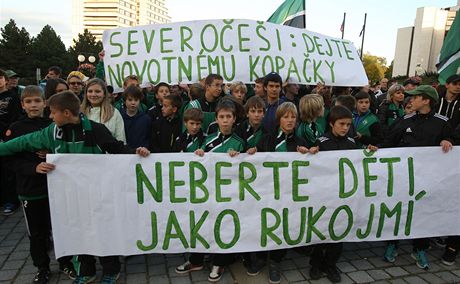Pochod mosteckých fanouk za záchranu fotbalového klubu.