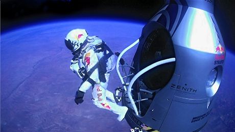 Foto - ikona. Felix Baumgartner se vrh vstc Zemi.