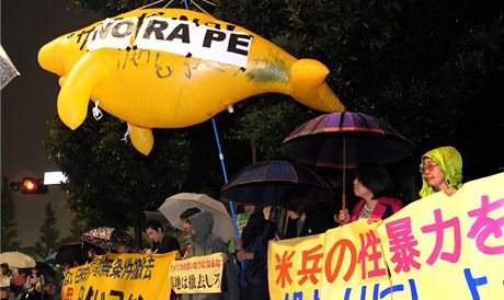 Japonci v Tokiu protestují kvli údajnému znásilnní Japonky dvma americkými