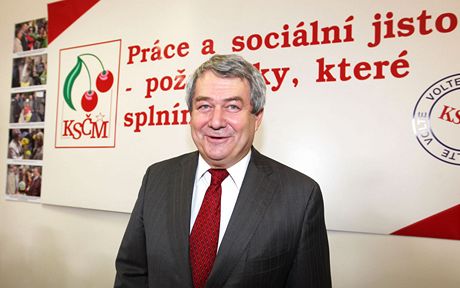 Pedseda KSM Vojtch Filip oznámil, e jeho stranu pro volbu prezidenta podporuje kandidáty od stedu do leva.