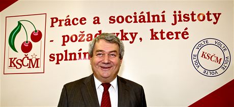 Vojtch Filip ped tiskovou konferencí KSM k výsledkm senátních a krajských
