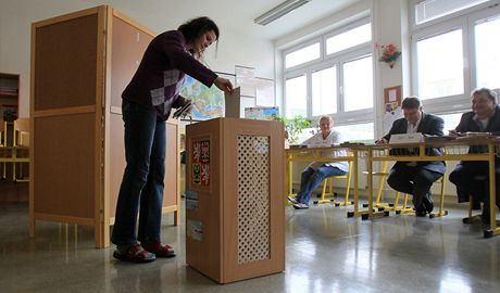 Lidé ve stedoeské Hostivici volí v krajských volbách (12. íjna 2012).
