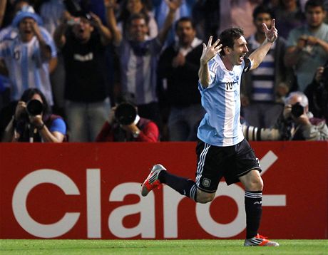 TO JE RADOSTI. Lionel Messi se smje, i jeho pobavilo, jak pelstil uruguayskou