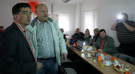 Hejtman Josef Novotný (druhý zleva) a jeho námstek Petr Navrátil ve tábu SSD pi krajských volbách.