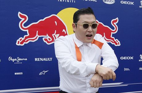 Korejský rapper PSY pedvádí svj tanec Gangnam Style.