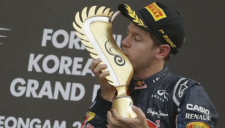Sebastian Vettel s trofej pro vtze Velk ceny Koreje formule 1.