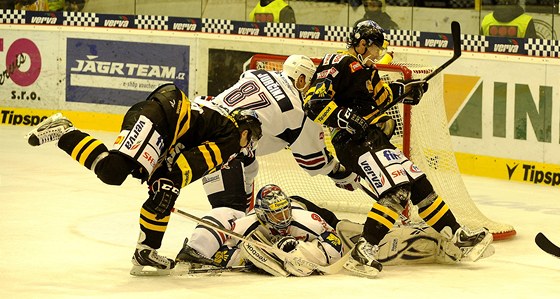 Hokejisté Chomutova hájí svoji branku v derby na led Litvínova.