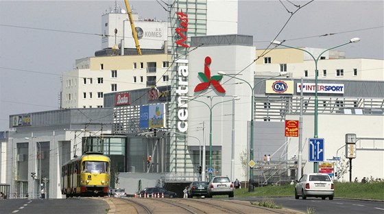 Zlodjka ukradla v parfumerii obchodního domu Central v Most parfémy za pt tisíc.