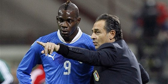 Kou italské fotbalové reprezentace Cesare Prandelli zejm nasadí proti echm útoník Maria Balotelliho.