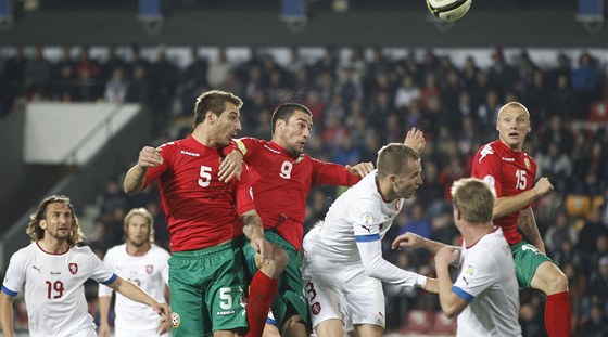 esko versus Bulharsko. Národní týmy tchto zemí bojují o druhou píku ve skupin, ale pokud ztratí píli bod, nemusí se ani druhý v poadí do baráe dostat.